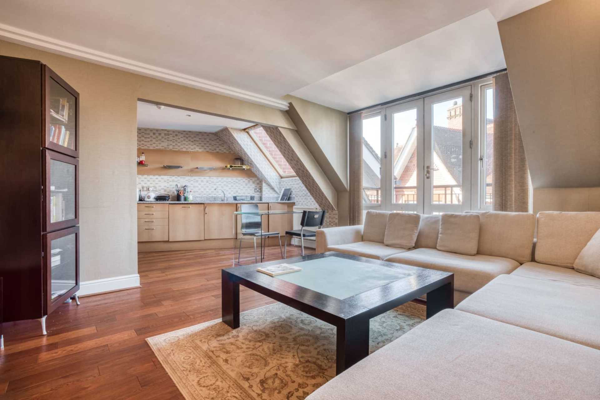 Flat Kidderpore Avenue in Greater London