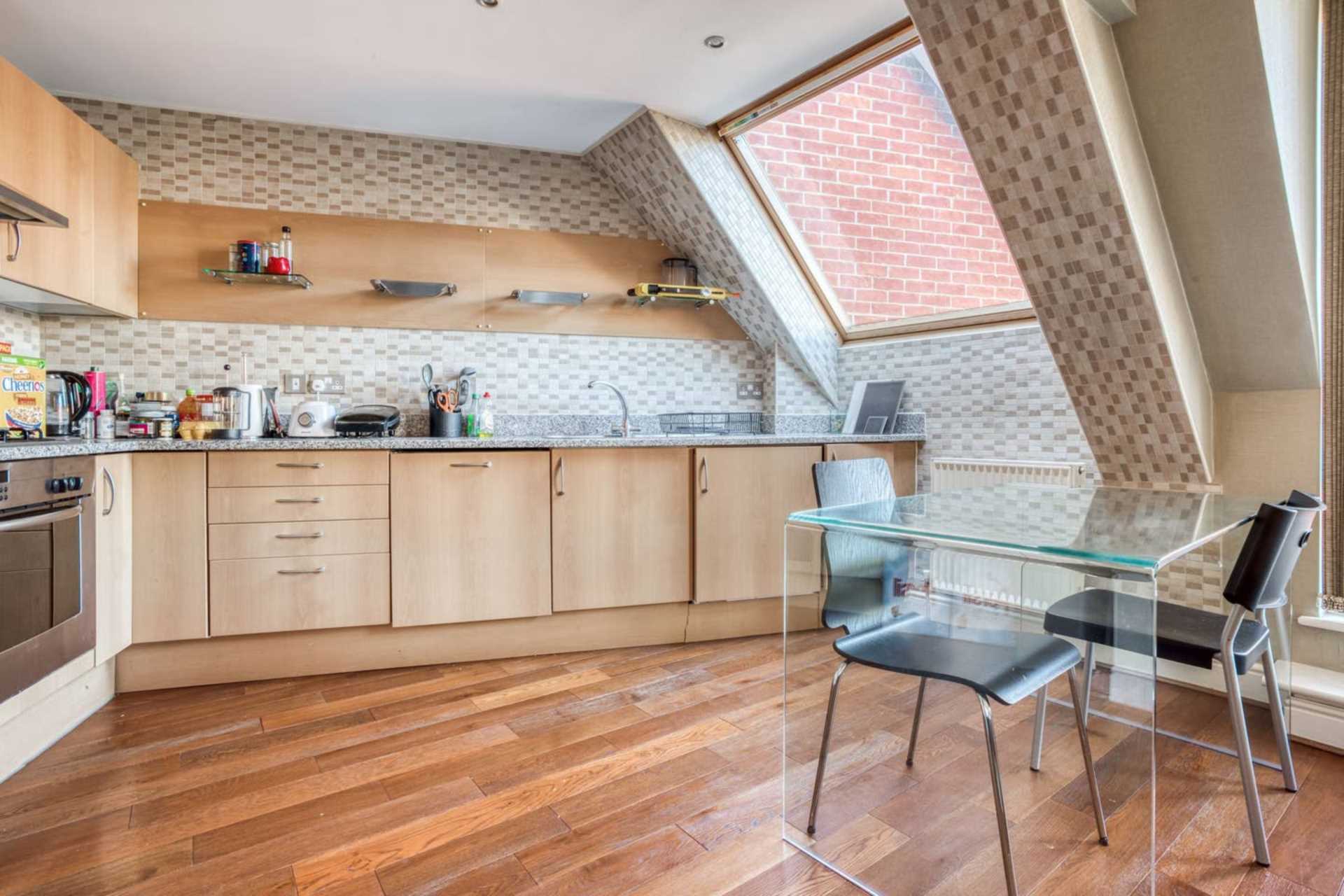 Flat Kidderpore Avenue in Greater London