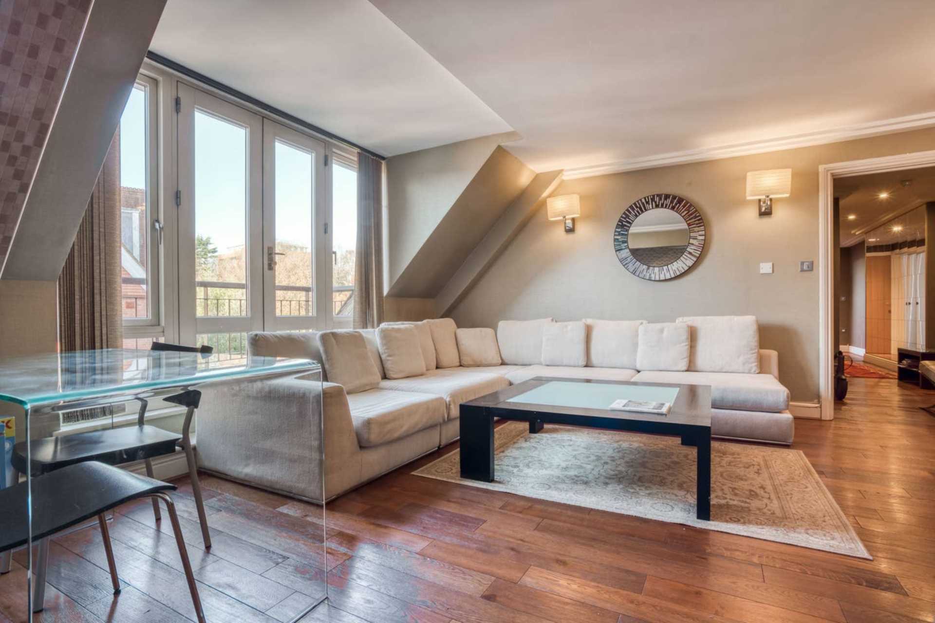 Flat Kidderpore Avenue in Greater London