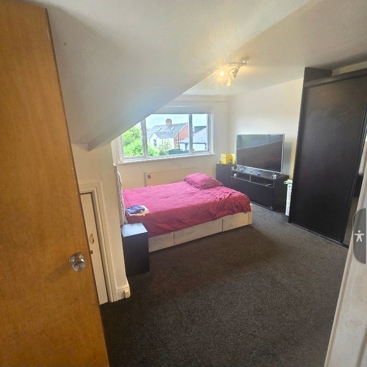 Room Heath Park Avenue in Cardiff