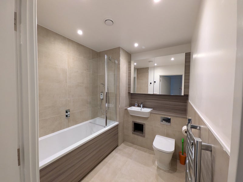 Room Bollo Lane in Greater London