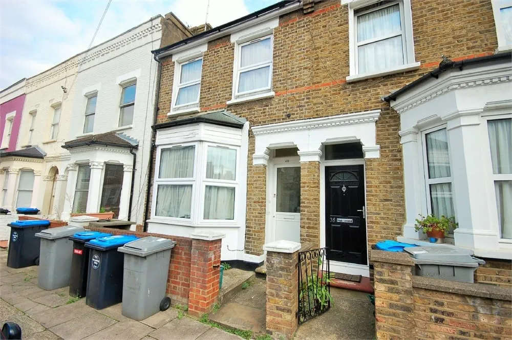 Room Felixstowe Road in Greater London