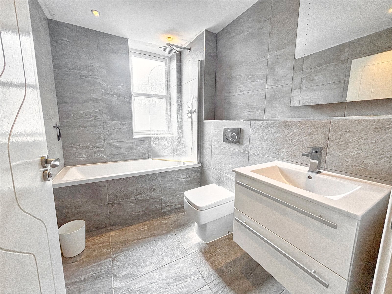 Flat Victoria Road in Horley