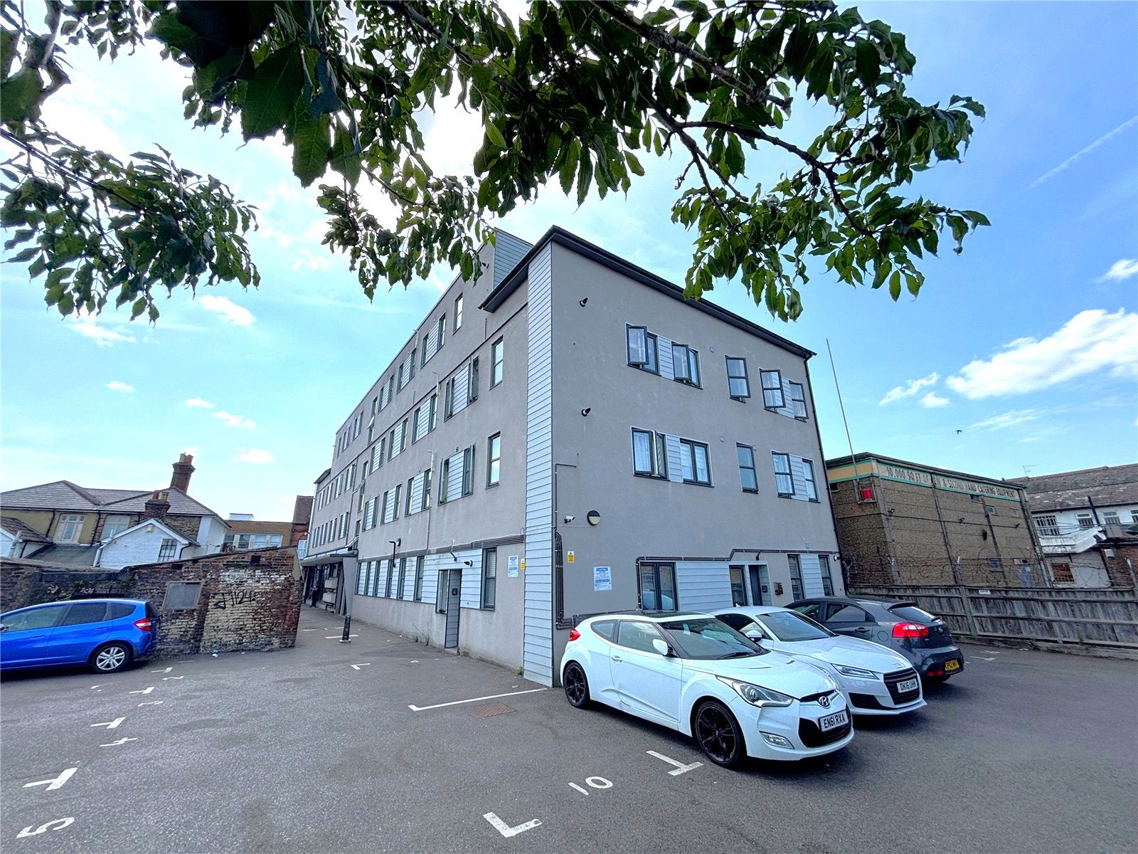 Flat Victoria Road in Horley