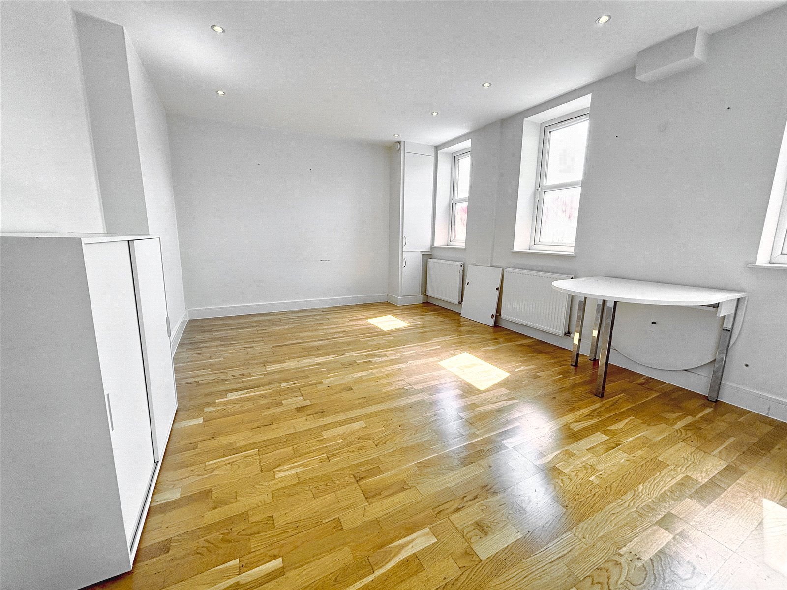 Flat Victoria Road in Horley