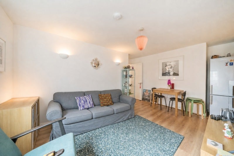 Flat Parkland Road in Greater London