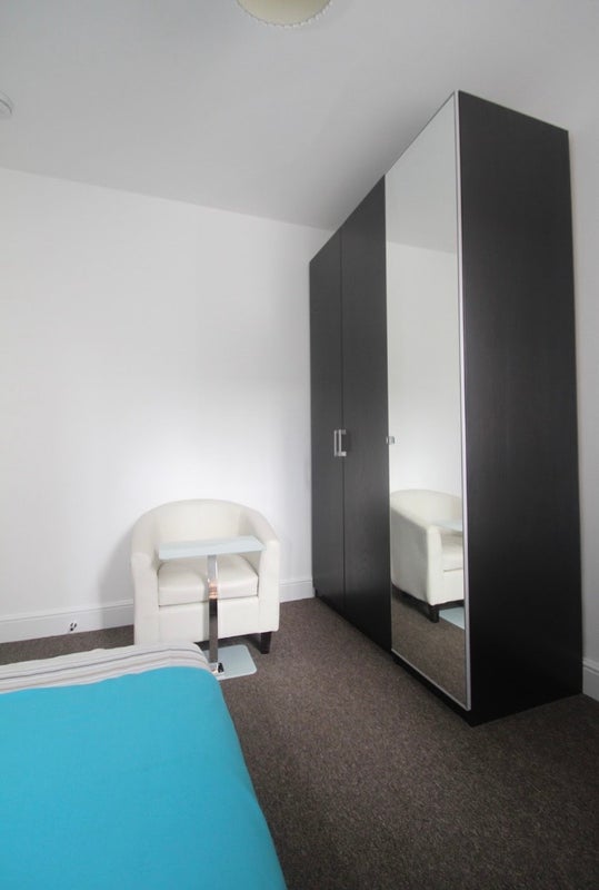 Room Crooke Road in Greater London