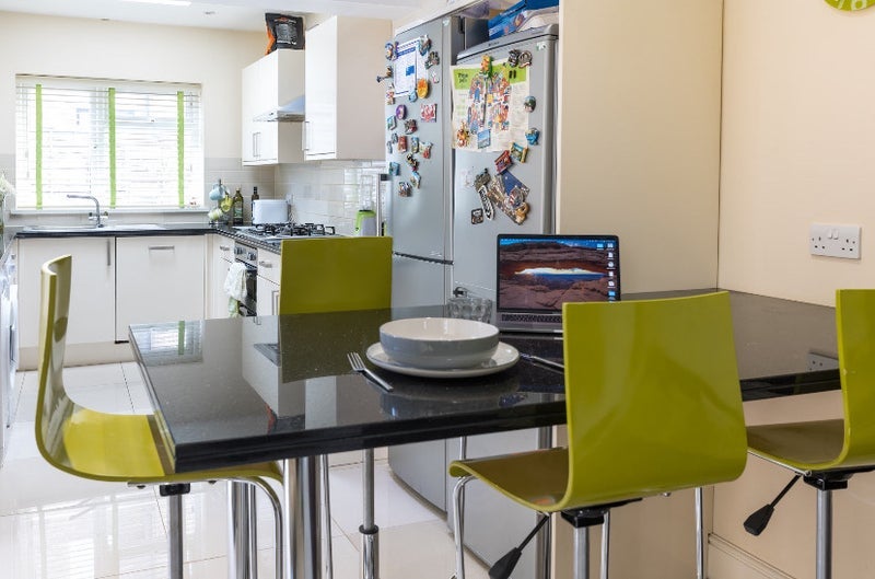 Room Crooke Road in Greater London