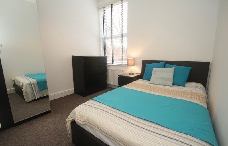Room Crooke Road in Greater London