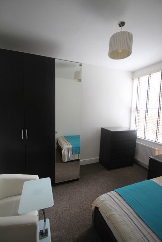 Room Crooke Road in Greater London