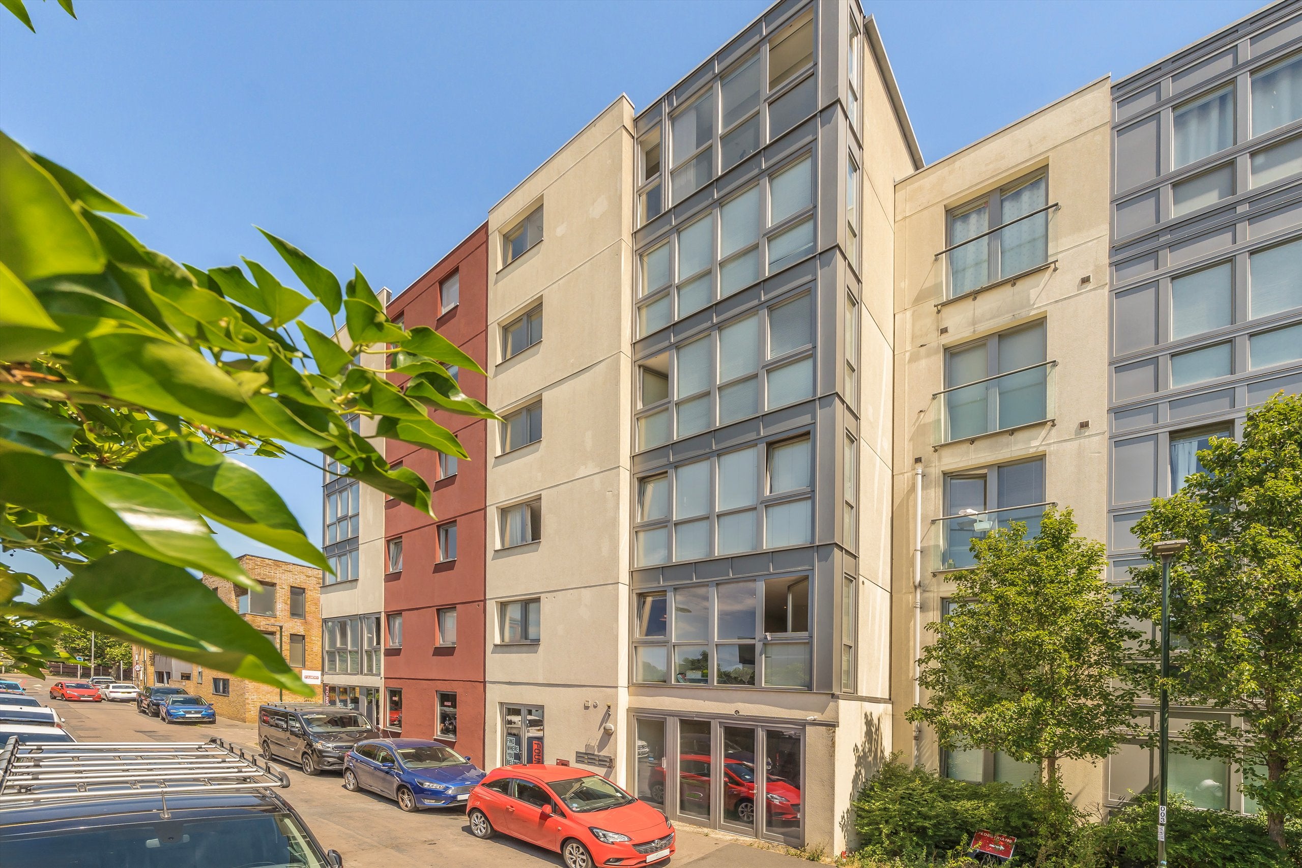 Flat Garden Road in Greater London