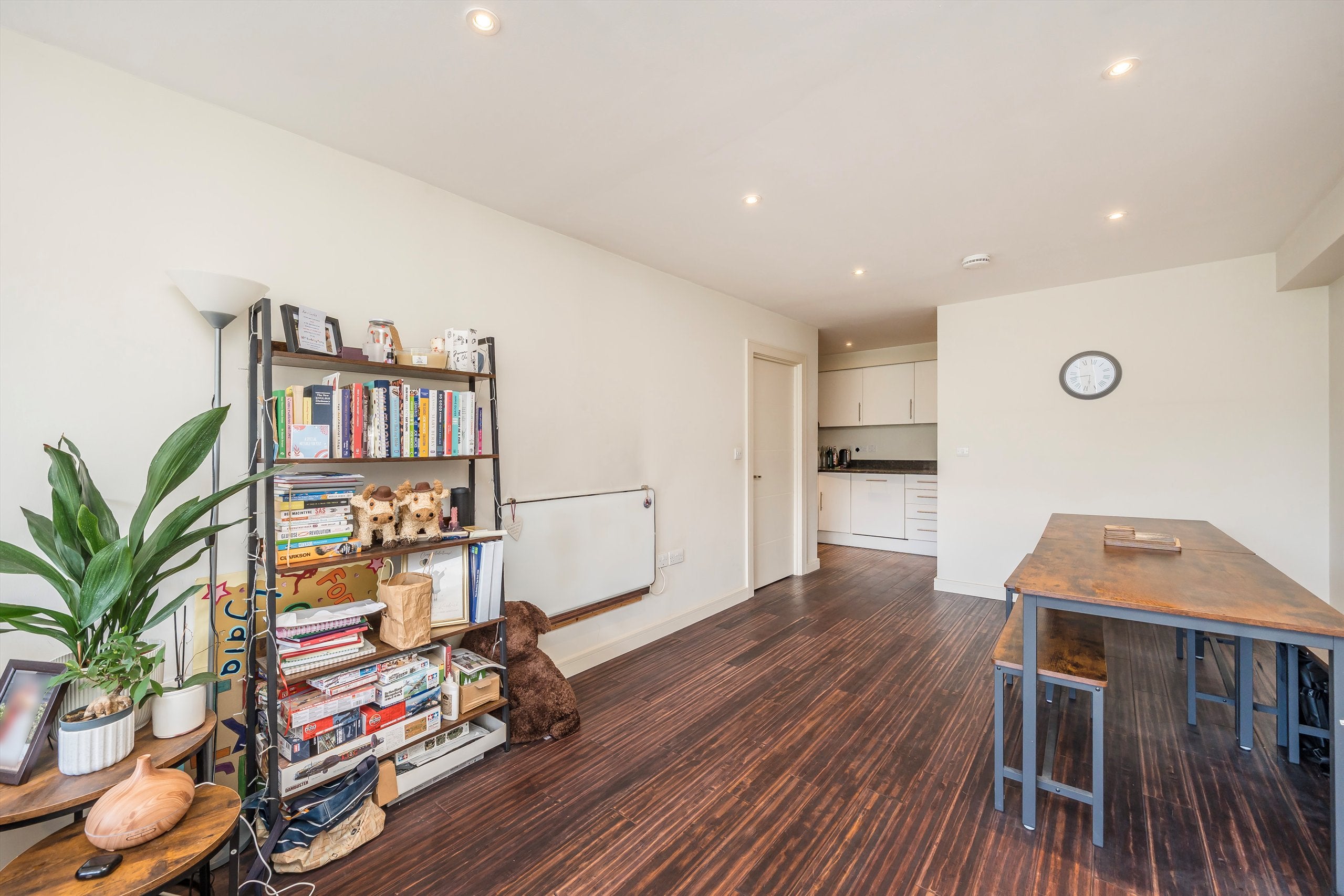 Flat Garden Road in Greater London