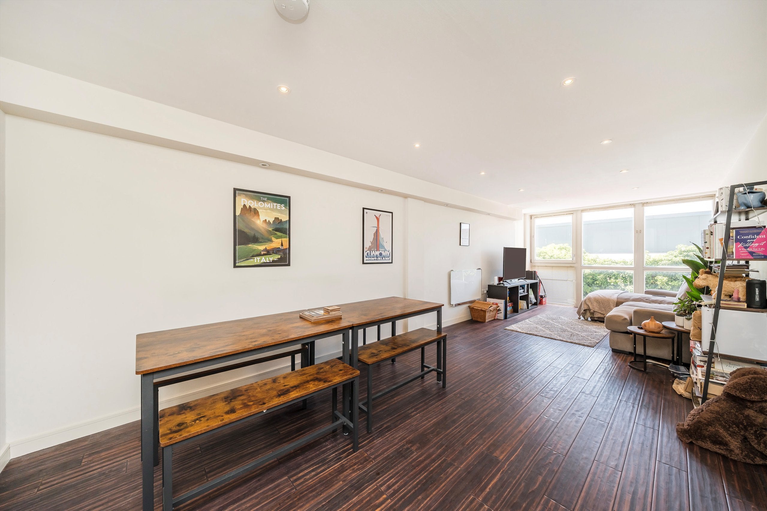 Flat Garden Road in Greater London