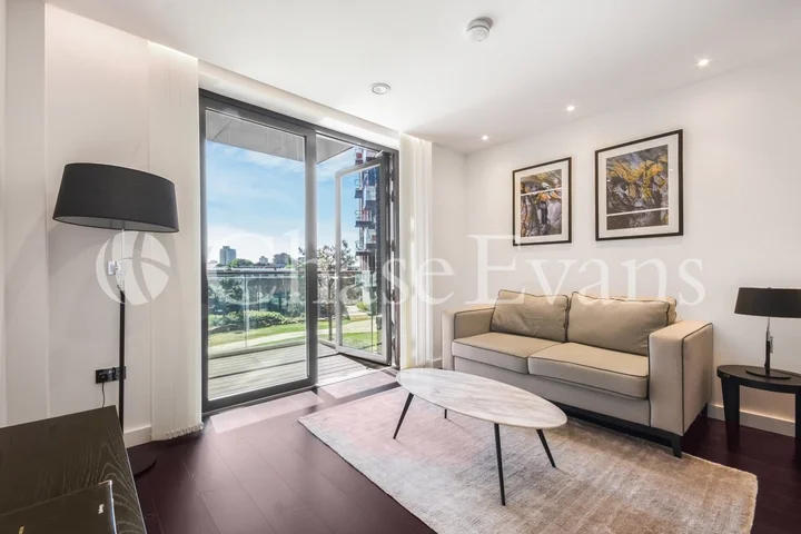 Flat Ponton Road in Greater London