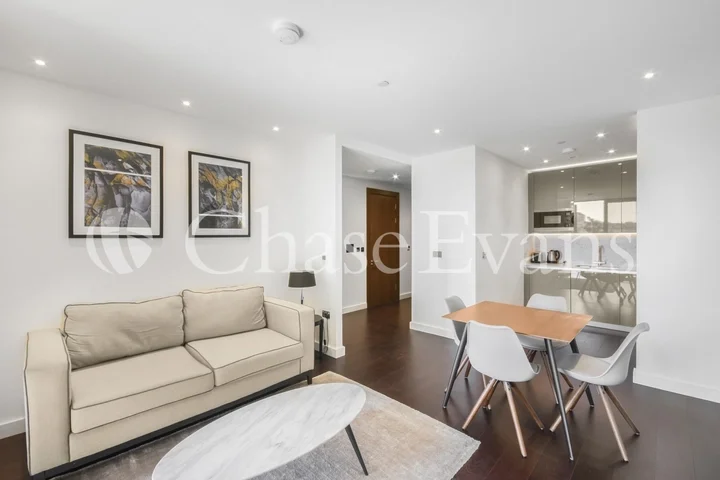 Flat Ponton Road in Greater London