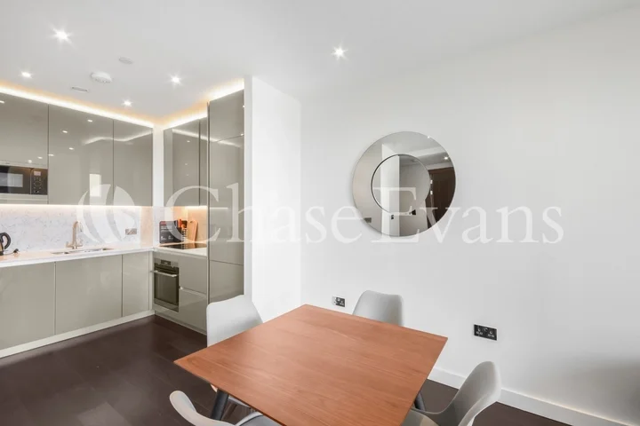 Flat Ponton Road in Greater London