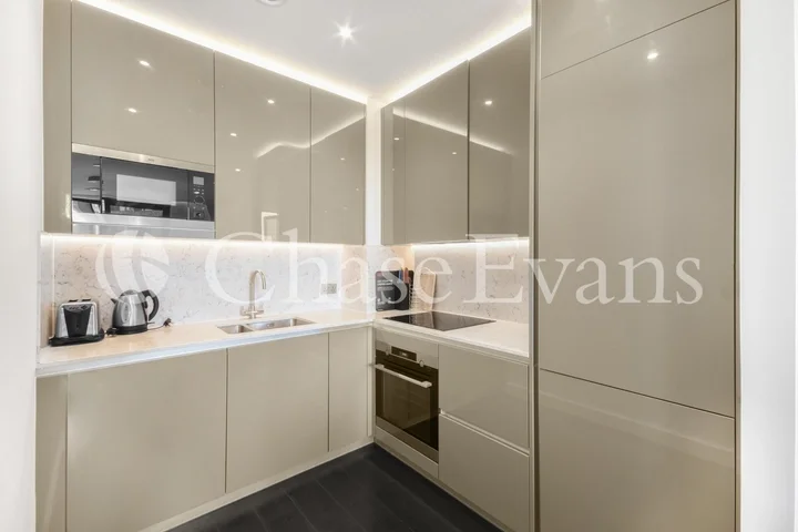 Flat Ponton Road in Greater London