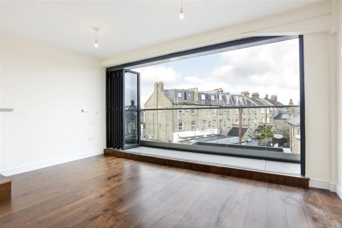 House Freshford Street in Greater London