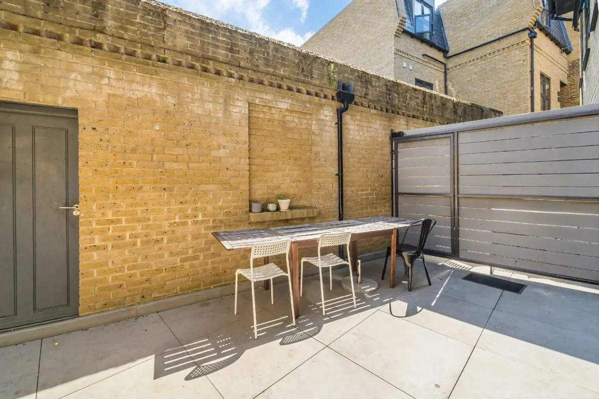 House Freshford Street in Greater London