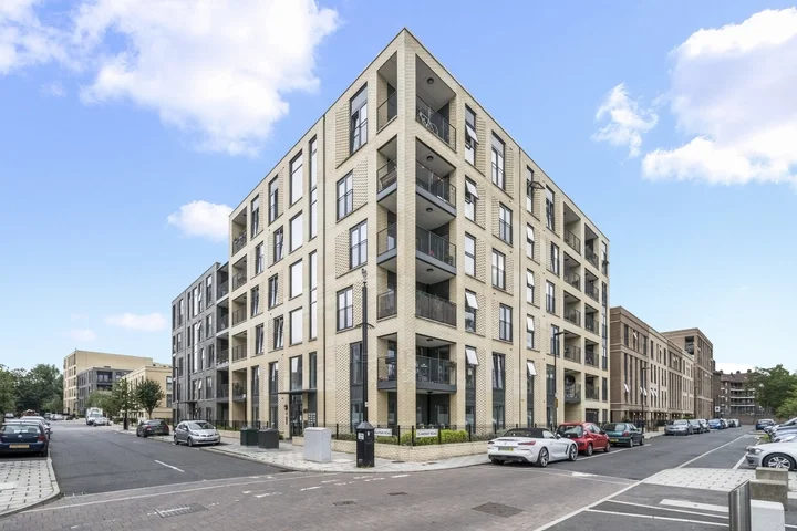 Flat Crawshay Road in Greater London
