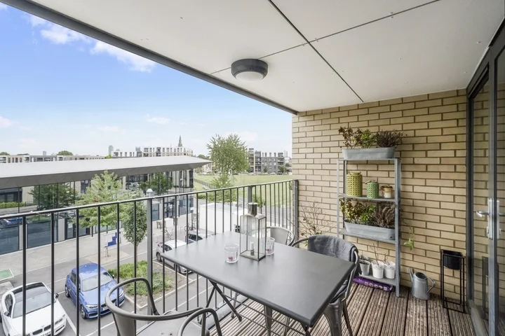 Flat Crawshay Road in Greater London