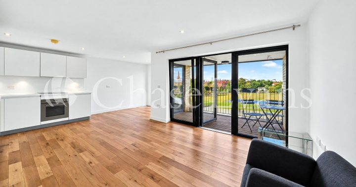 Flat Crawshay Road in Greater London