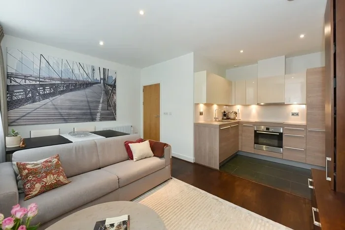 Flat Bromyard Avenue in Greater London