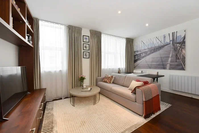 Flat Bromyard Avenue in Greater London