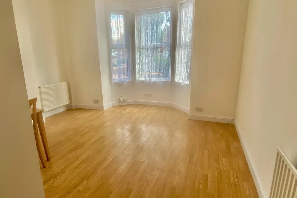 Flat Clapham Road in Bedford