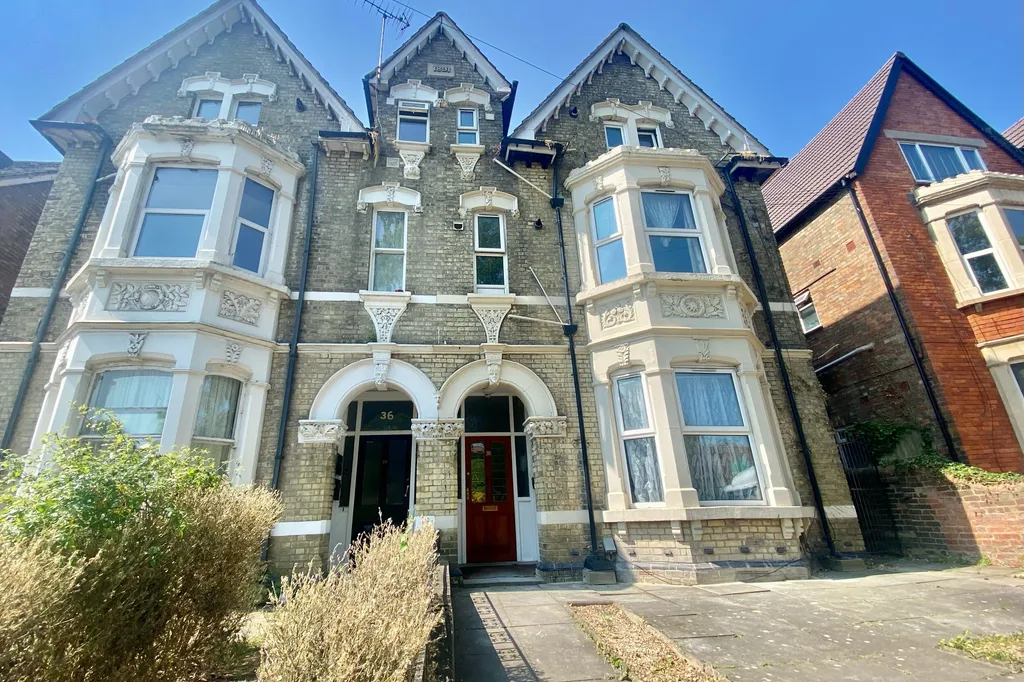 Flat Clapham Road in Bedford