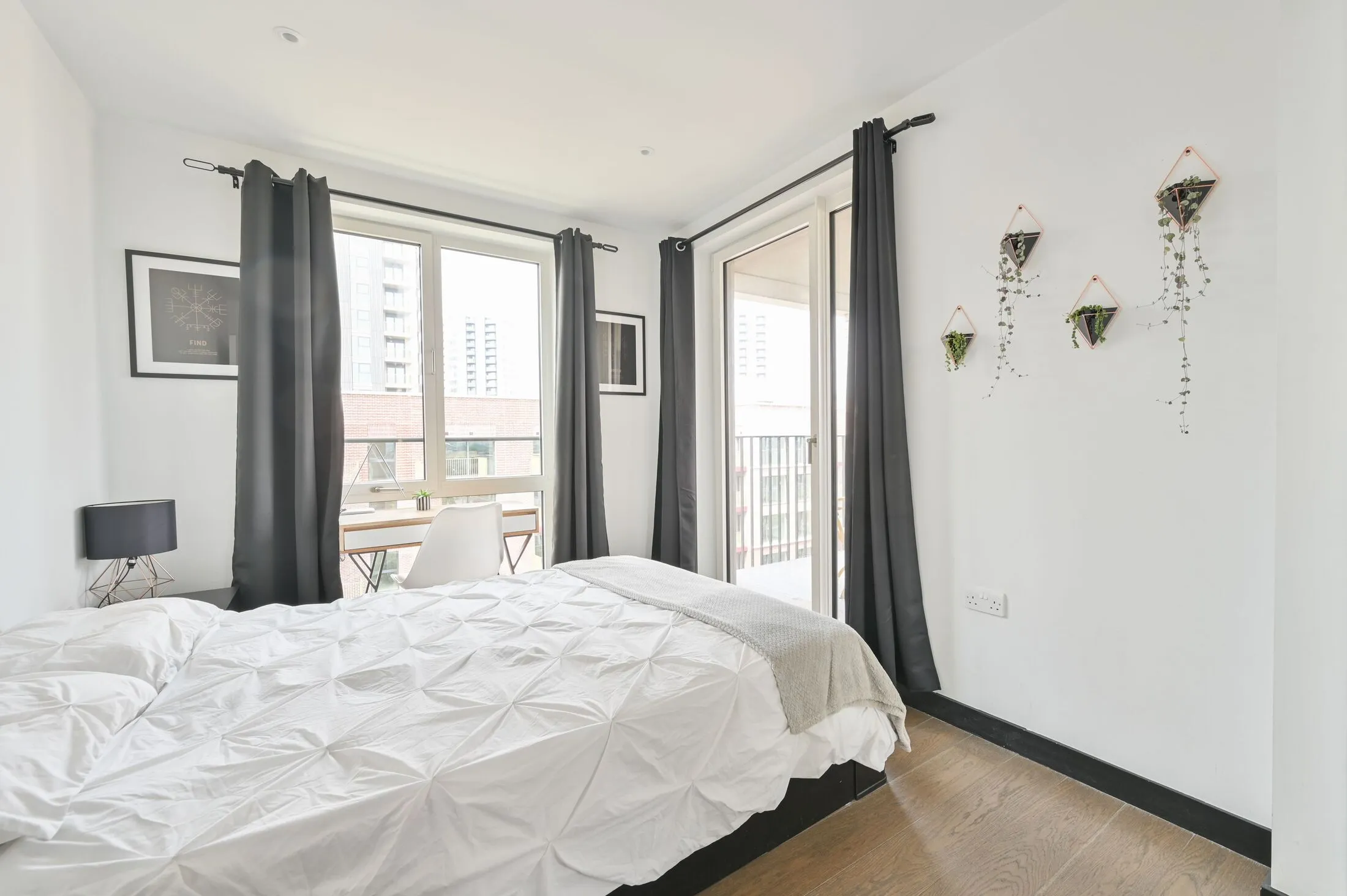 Flat Sayer Street in Greater London