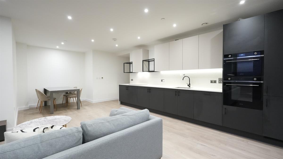 Flat Springpark Drive in Greater London
