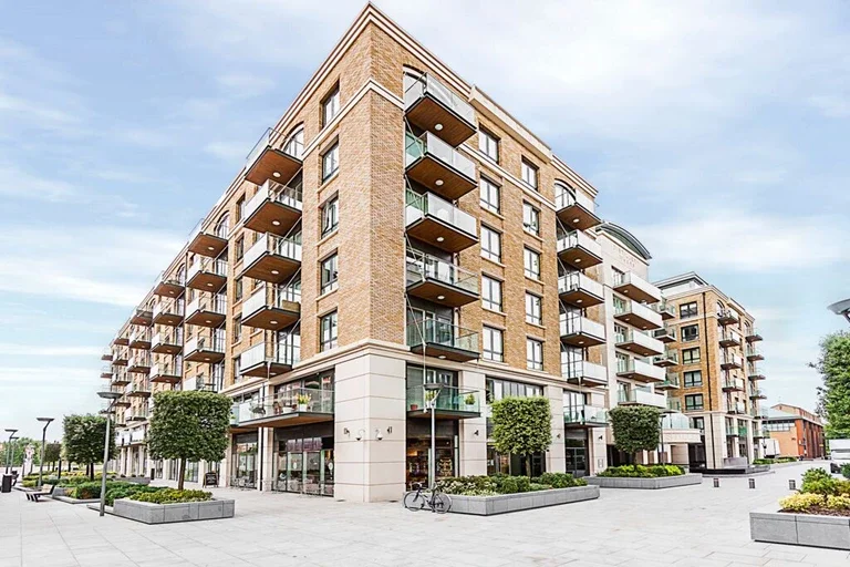 Flat Hammersmith Road in Greater London