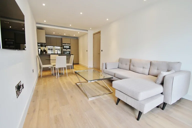 Flat Hammersmith Road in Greater London