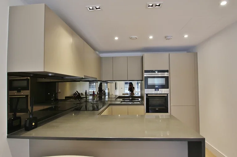 Flat Hammersmith Road in Greater London
