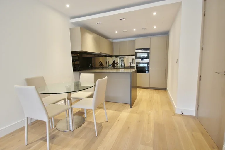 Flat Hammersmith Road in Greater London