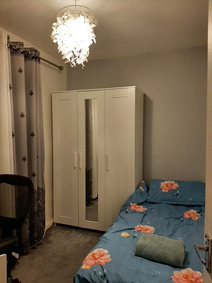 Room Baddow Close in Greater London