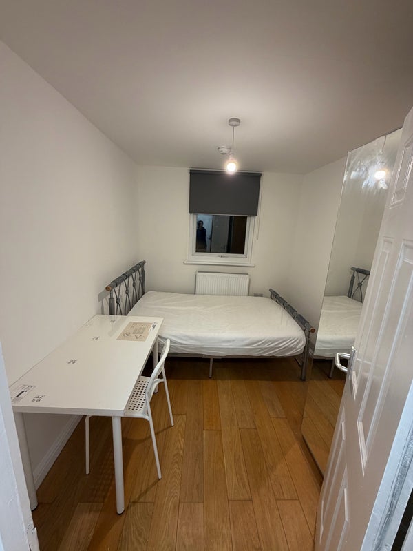 Room Courtenay Road in Greater London
