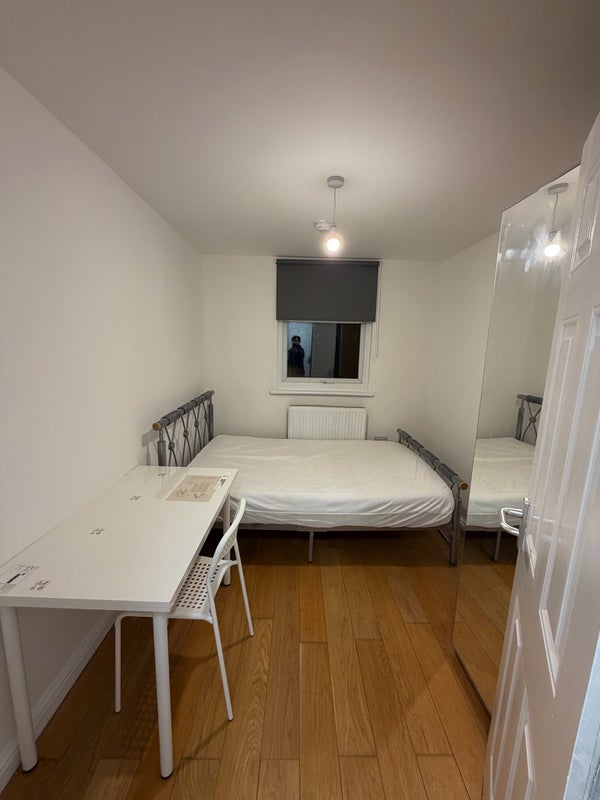 Room Courtenay Road in Greater London
