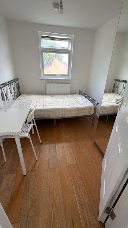 Room Courtenay Road in Greater London