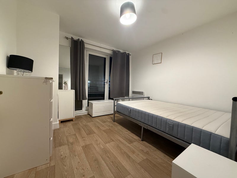 Flat Windmill Lane in Greater London