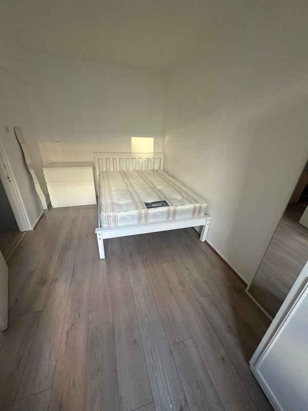 Room Peerless Street in Greater London