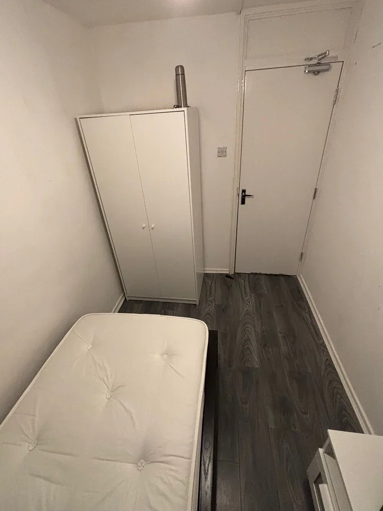 Room Cannon Street Road in Greater London