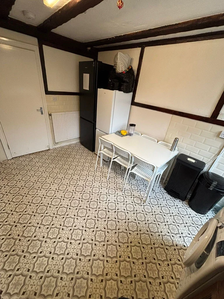 Room Cannon Street Road in Greater London