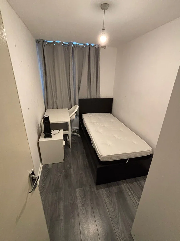 Room Cannon Street Road in Greater London
