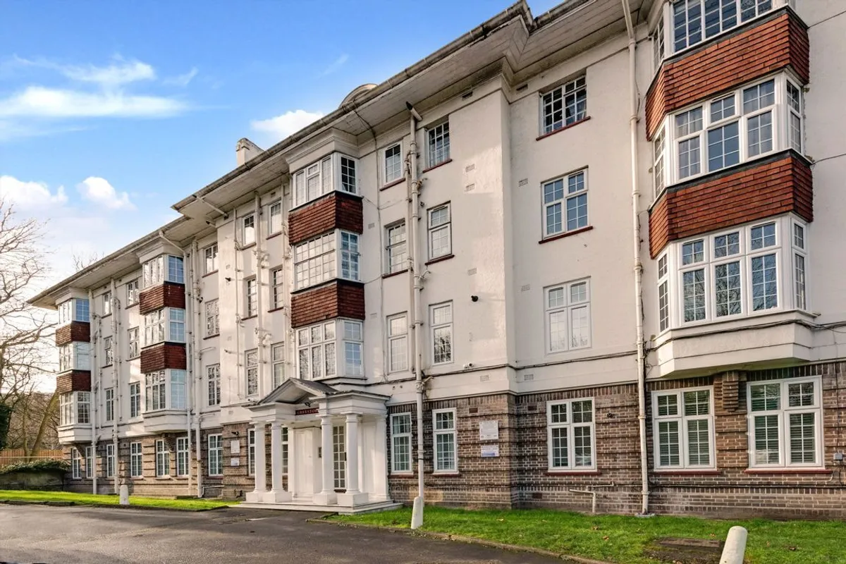 Flat Garth Mews in Greater London