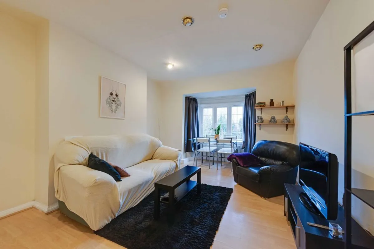 Flat Garth Mews in Greater London