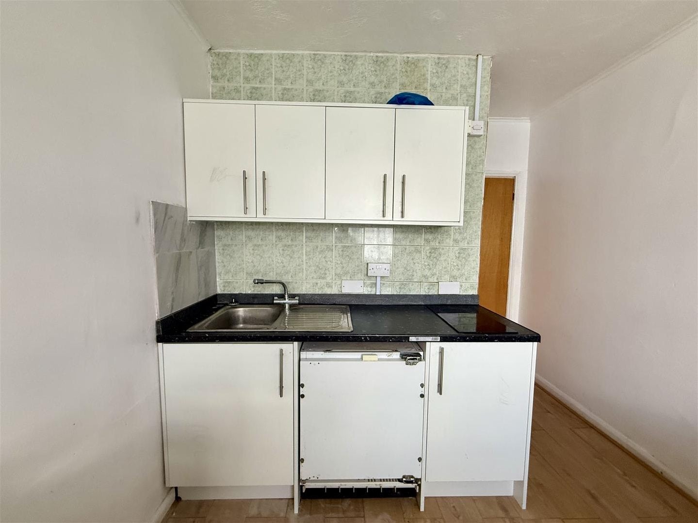 Flat Rugby Close in Greater London