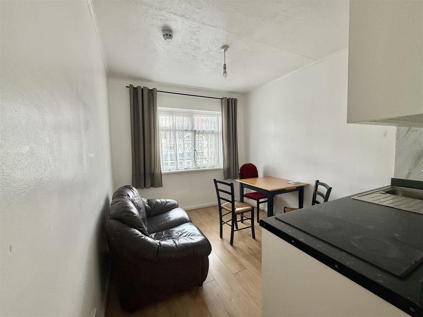 Flat Rugby Close in Greater London