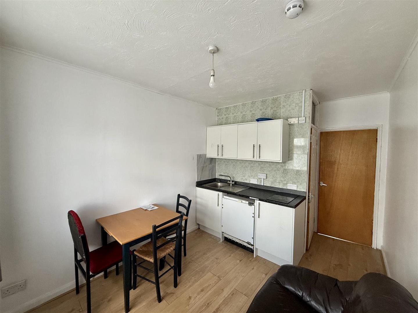 Flat Rugby Close in Greater London